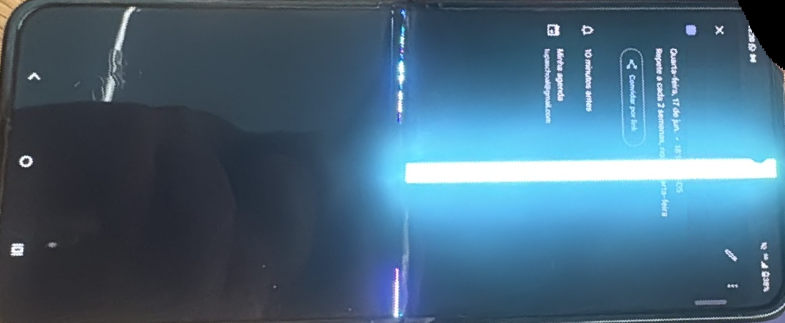 The image shows a picture of the writer's foldable phone where on the top half of the screen there is a tall white rectangle where the screen doesn't show anything.